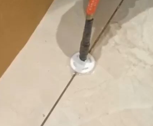 常德市瓷砖空鼓维修公司专业解答瓷砖在铺贴过程中，如果没有涂抹均匀到位的粘结材料（如水泥砂浆或瓷砖胶），可能会导致以下问题