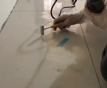 常德市瓷砖开裂维修公司专业分享瓷砖在铺贴前如果没有沥干水分，将会导致以下问题