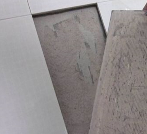 常德市瓷砖空鼓维修公司分享瓷砖铺贴时如果打浆（即涂抹在瓷砖背面和基层上的砂浆或瓷砖胶）过少，会带来以下问题